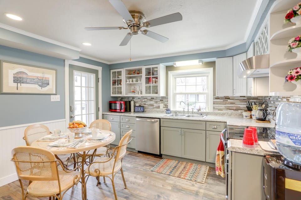 1 Block to Beach Home with Hot Tub in Port Clinton! House in Port Clinton