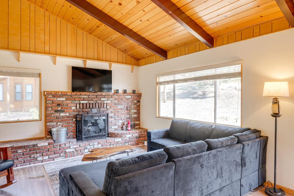 Mountain-View Haven w/ Deck in Pine Mountain Club House in Pine Mountain Club