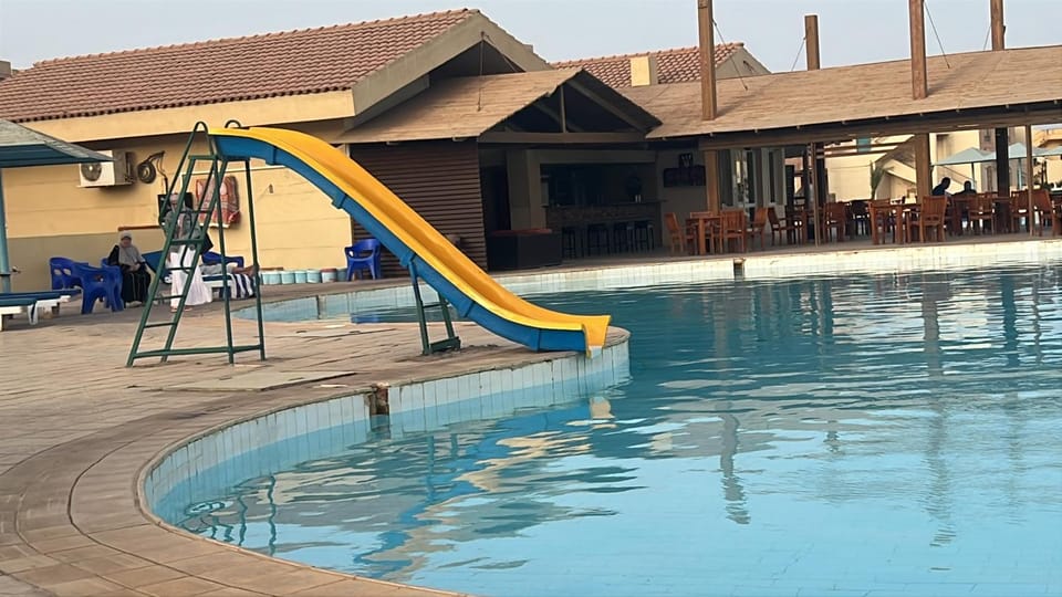 Restaurant/places to eat, Swimming pool