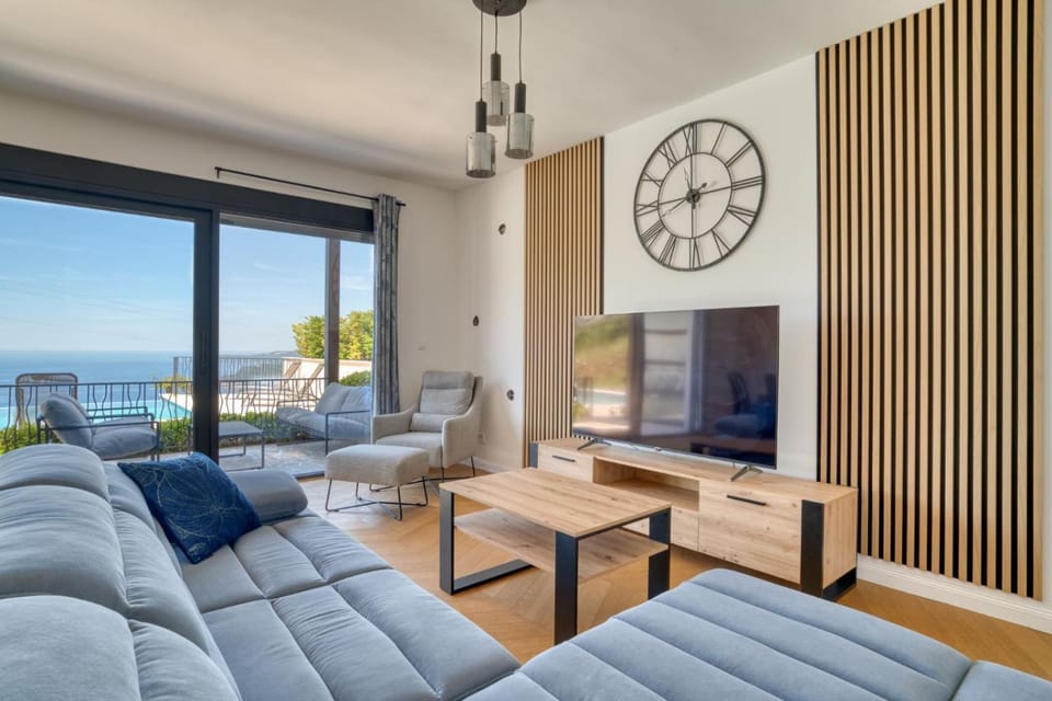 Natural landscape, TV and multimedia, Seating area