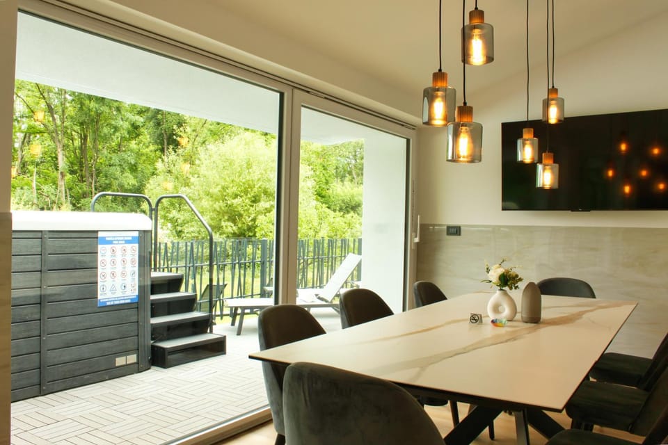 Seating area, Dining area