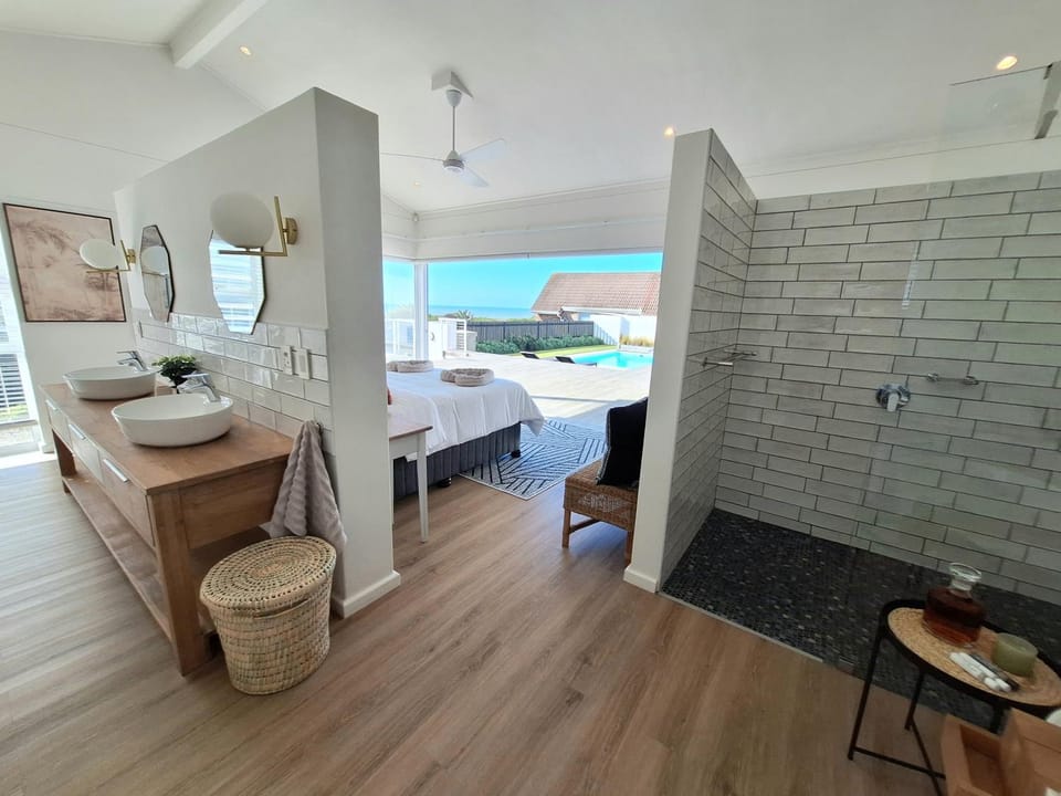 Bed, Bathroom, Photo of the whole room, Pool view, Swimming pool, Bath, towels