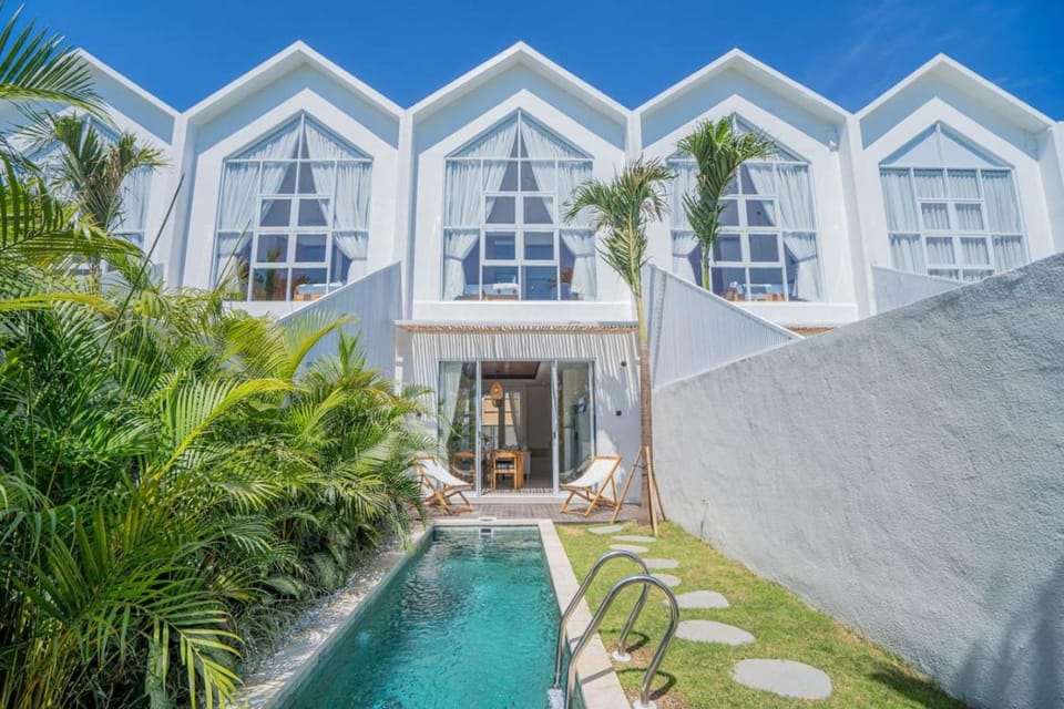 Property building, Garden view, Pool view, Swimming pool