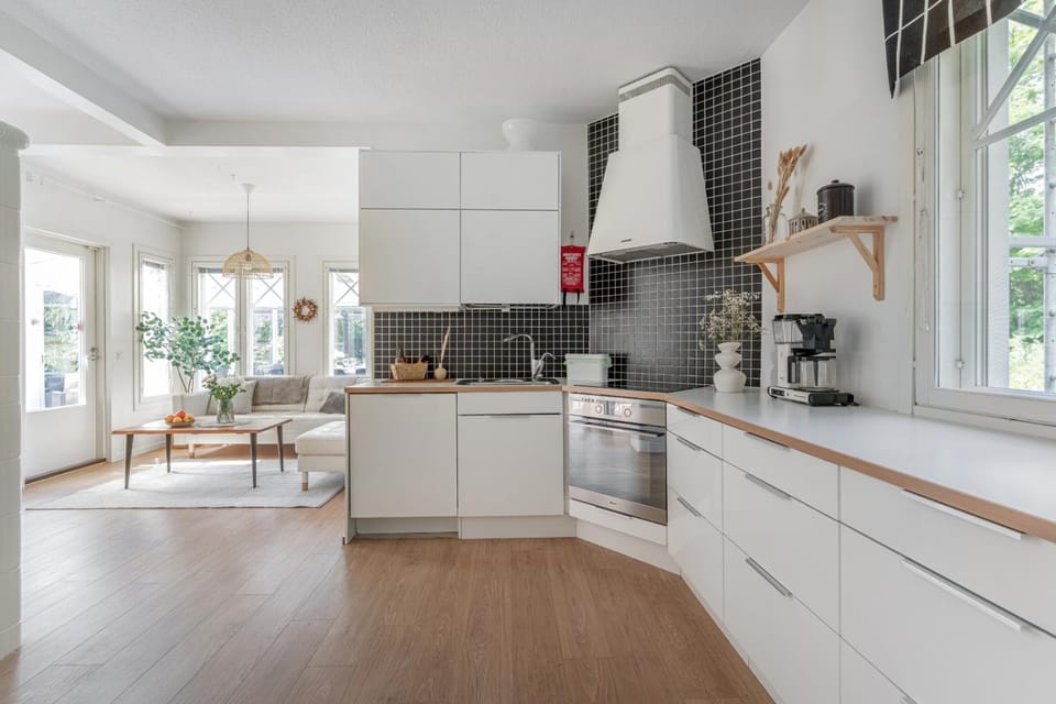 Coffee/tea facilities, Kitchen or kitchenette, dishwasher, stove