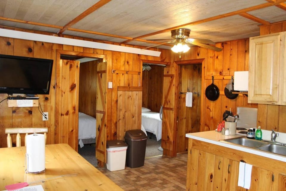 Cabin 7 - Cozy classic cabin on the lake shore with private deck Cabin in Minnesota