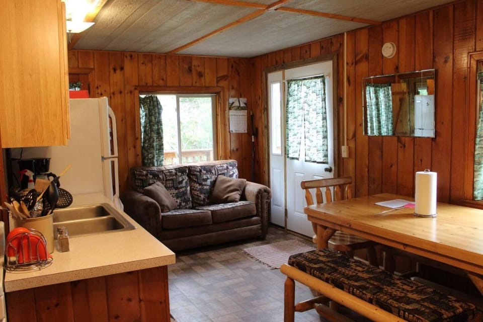 Cabin 7 - Cozy classic cabin on the lake shore with private deck Cabin in Minnesota