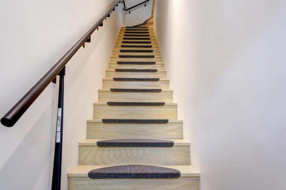 Historic Charm Overlooking Parc Lafontaine Apartment in Laval