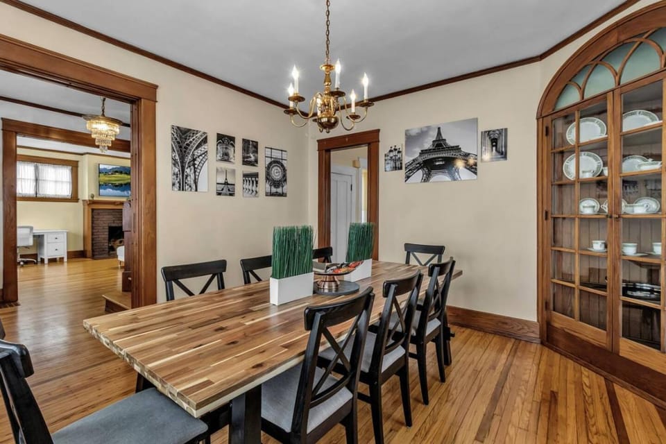 Spacious Niagara Falls Air Conditioning Parking Steam Shower House in Niagara Falls