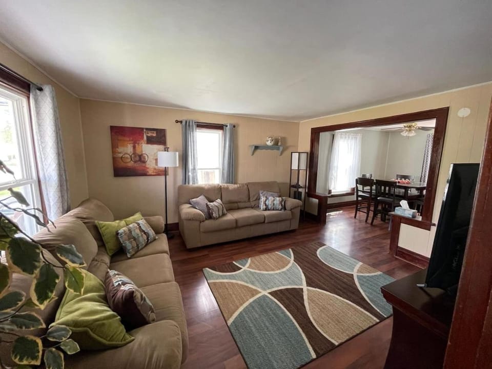 3 bdrm Niagara Falls Home Air Conditioning Hot Tub Parking House in Niagara Falls