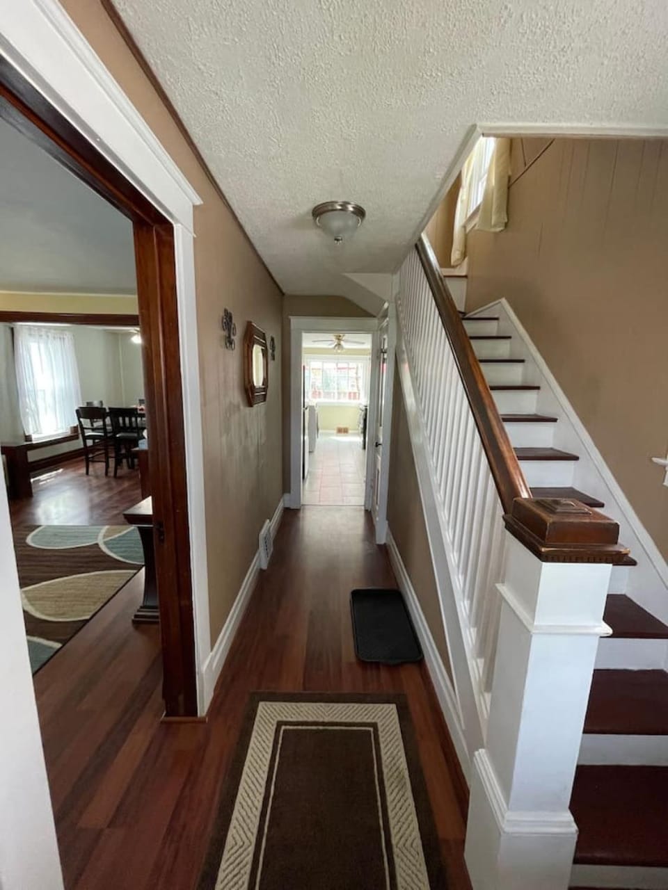 3 bdrm Niagara Falls Home Air Conditioning Hot Tub Parking House in Niagara Falls
