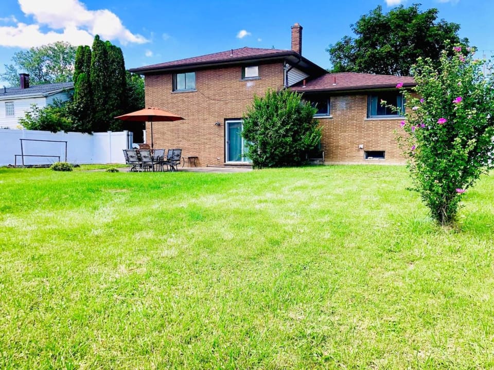 Niagara Falls Quiet Neighborhood Air Conditioning Parking House in Niagara Falls