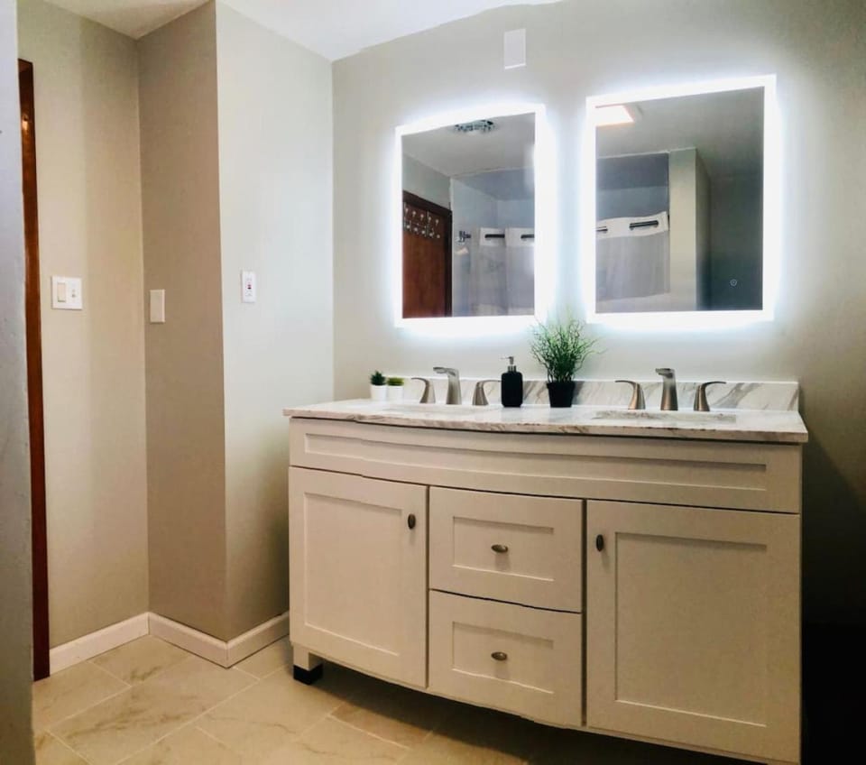 Niagara Falls Quiet Neighborhood Air Conditioning Parking House in Niagara Falls