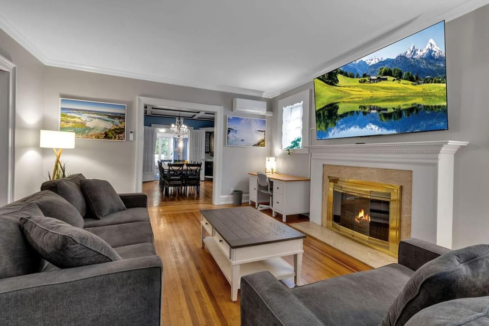 Close to the Falls Big Historic Home Air Conditioning Parking House in Niagara Falls