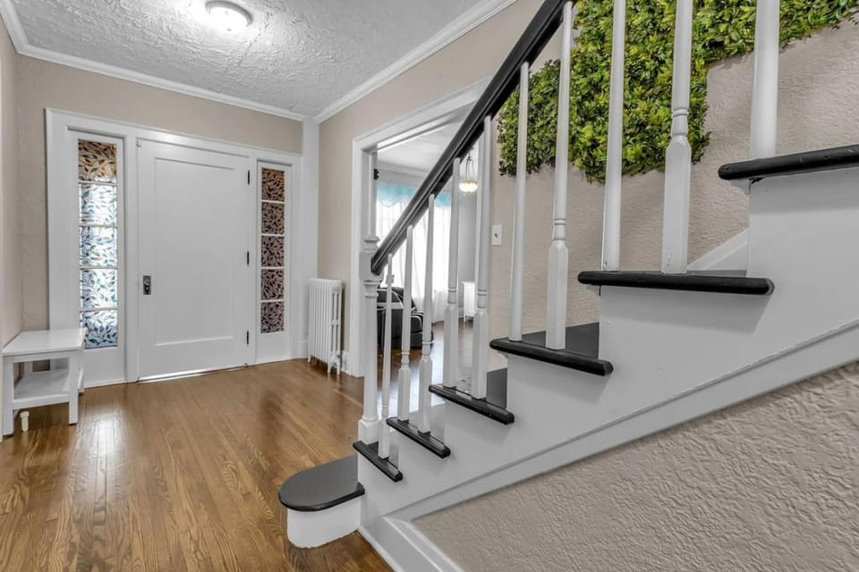 New Close to Falls Beautiful Spacious Parking Air Conditioning House in Niagara Falls