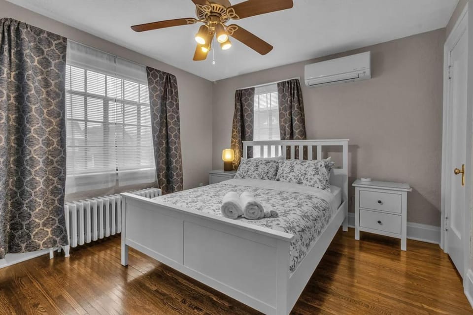 New Close to Falls Beautiful Spacious Parking Air Conditioning House in Niagara Falls