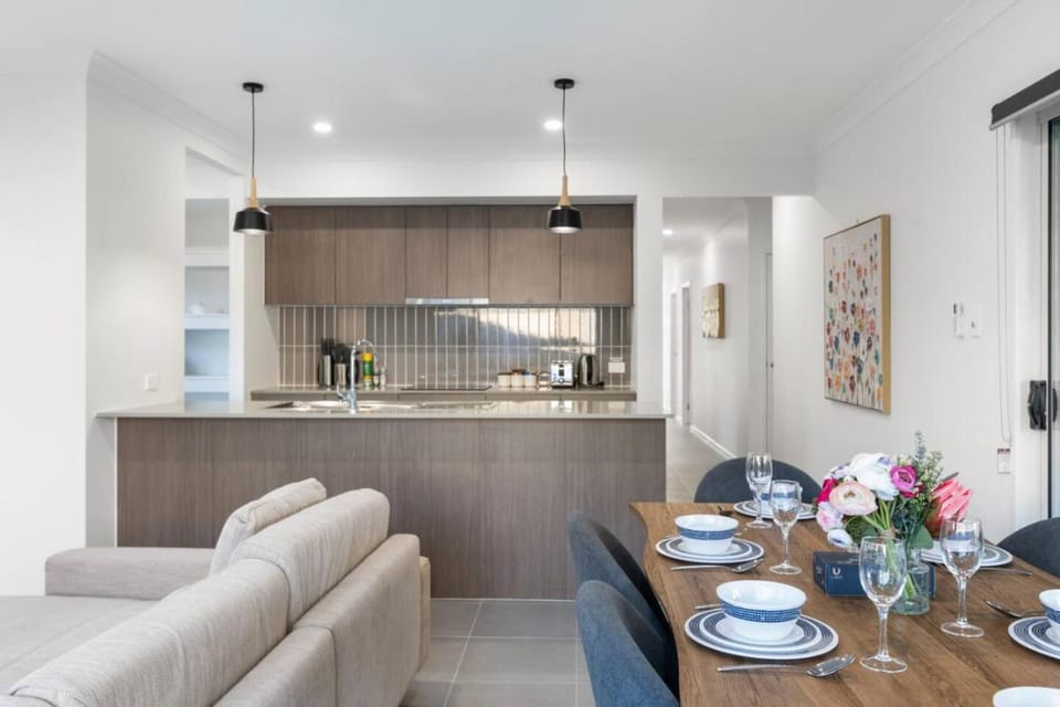 Relax Ready 4BR Near Bayside and Shops Workspace House in Redland Bay