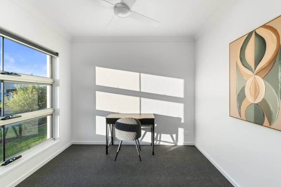 Relax Ready 4BR Near Bayside and Shops Workspace House in Redland Bay