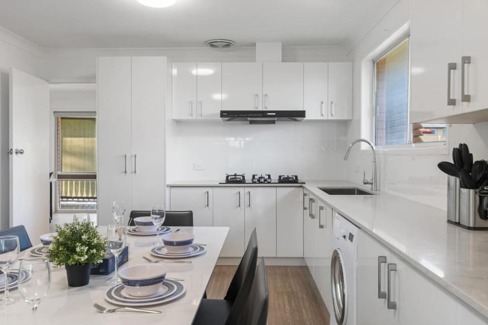 High Value 4Beds with Workspace Near Mall and Highway House in Brisbane