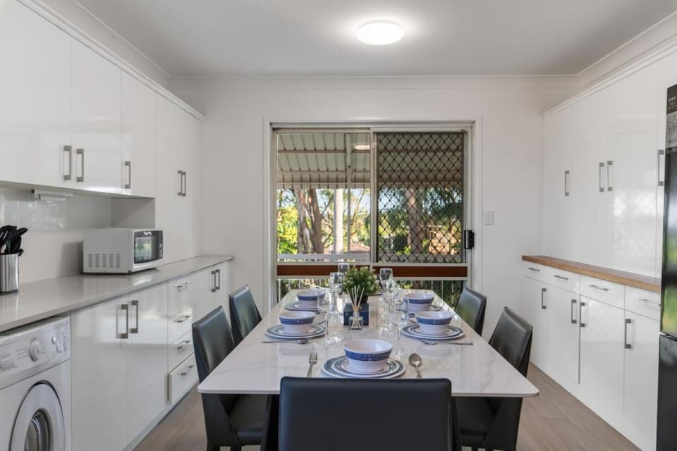 High Value 4Beds with Workspace Near Mall and Highway House in Brisbane
