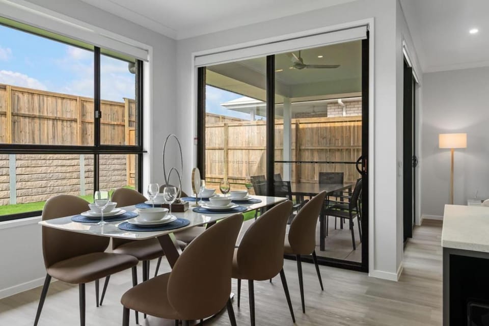 Spacious 5BR Family Home Park Ridge Comfort House in Brisbane