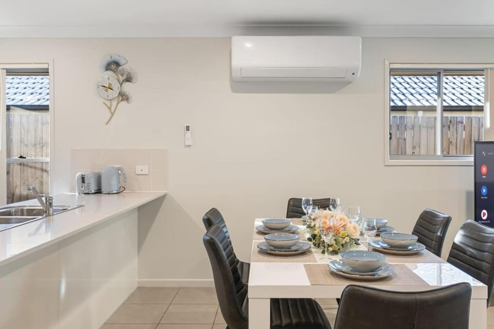 Modern 5BR Family Home in Peaceful Park Ridge House in Brisbane