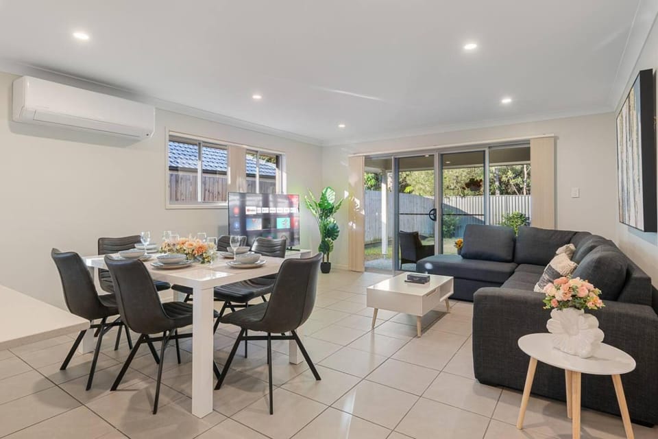 Modern 5BR Family Home in Peaceful Park Ridge House in Brisbane