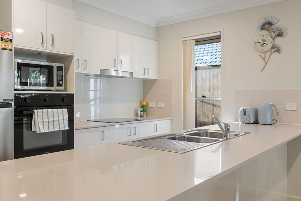 Modern 5BR Family Home in Peaceful Park Ridge House in Brisbane