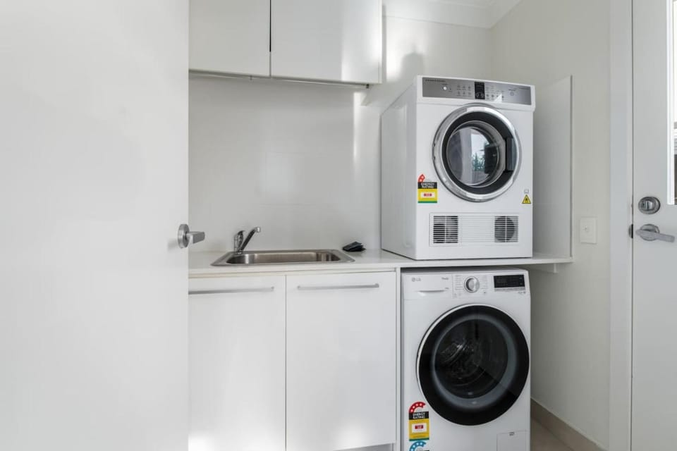 Family 4BR Retreat Big Yard 2 Level Comfort House in Brisbane