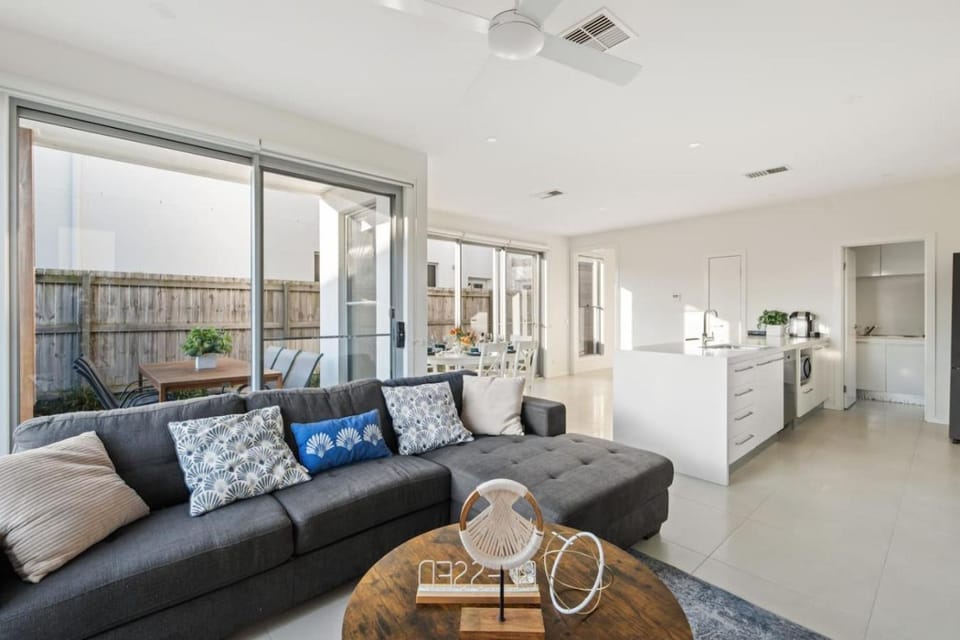 Family 4BR Retreat Big Yard 2 Level Comfort House in Brisbane