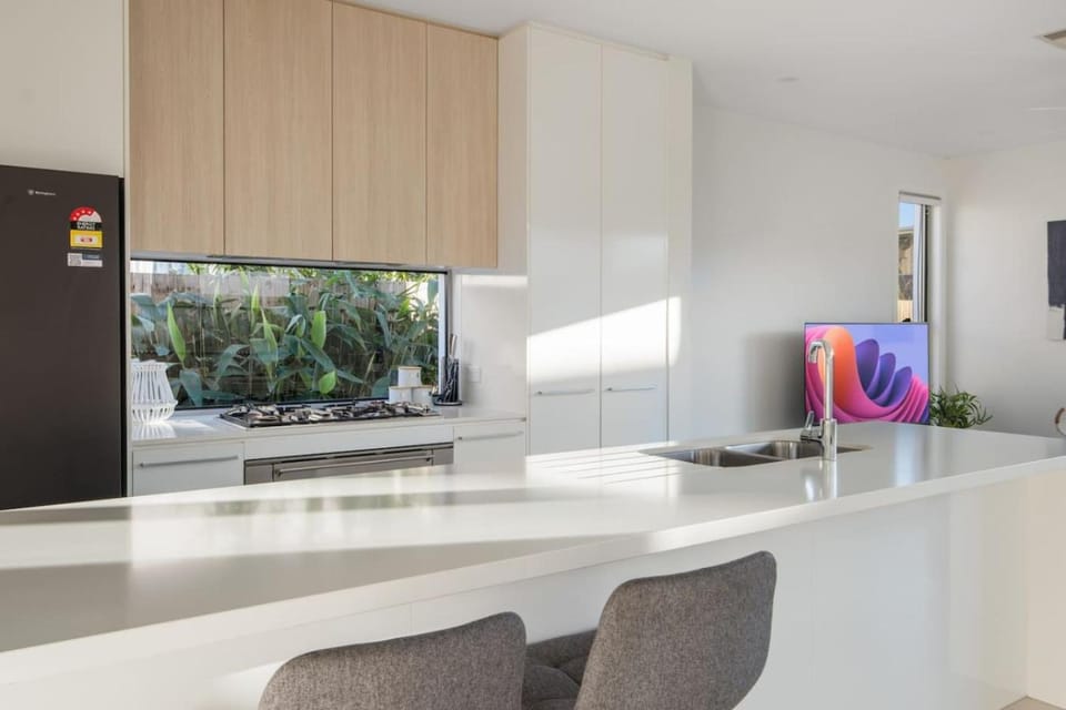 Family 4BR Retreat Big Yard 2 Level Comfort House in Brisbane