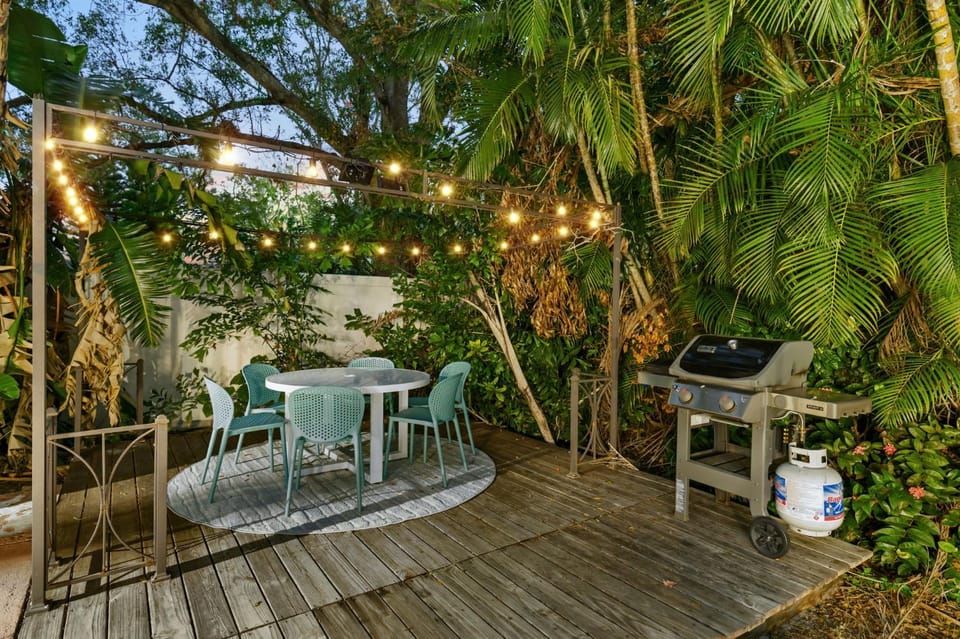 Sleeps 12 Heated Pool Pickleball Hot Tub Fire Pit House in Largo