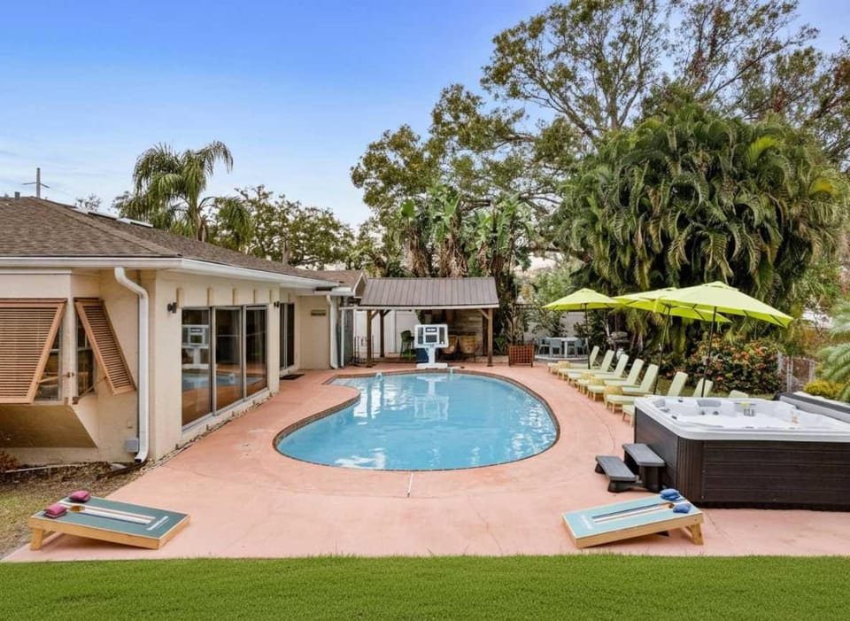 Sleeps 12 Heated Pool Pickleball Hot Tub Fire Pit House in Largo