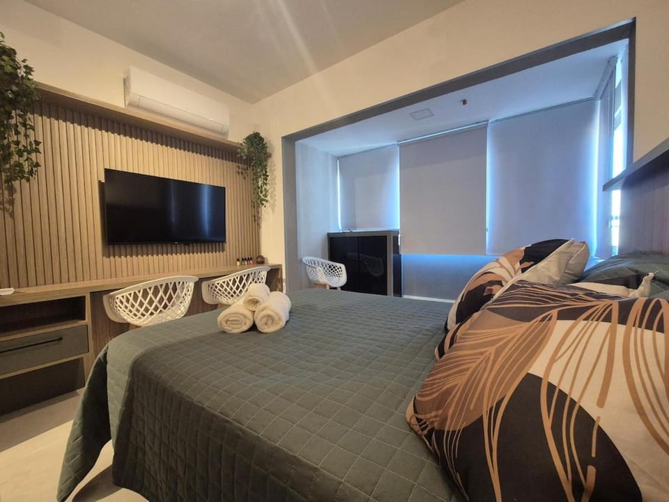 Communal lounge/ TV room, Bed, TV and multimedia, Living room, Photo of the whole room, Seating area, Evening entertainment, Bedroom, towels, air conditioner
