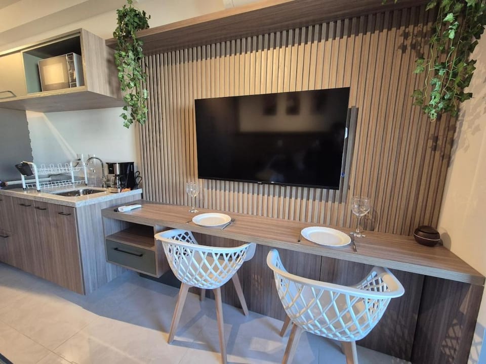 TV and multimedia, Kitchen or kitchenette, Living room, Seating area, Dining area