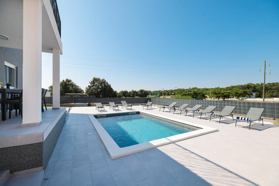 Day, Pool view, Swimming pool, sunbed