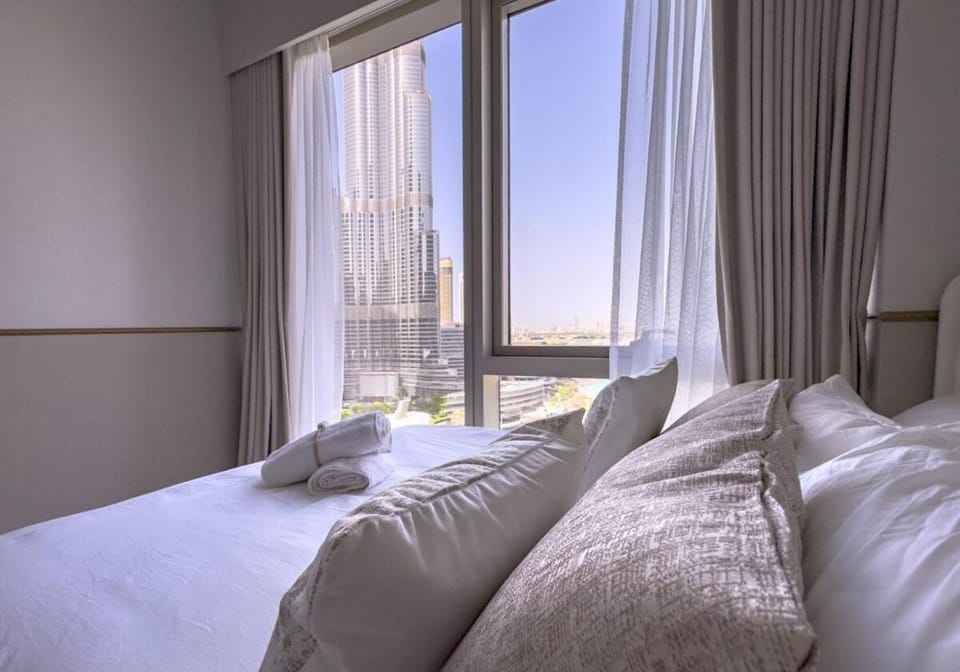 GRANDE SIGNATURE with a direct Burj Khalifa view and Private Fountain Show with DXB AIRPORT VIP Shuttle option for 6 guests Apartment in Dubai