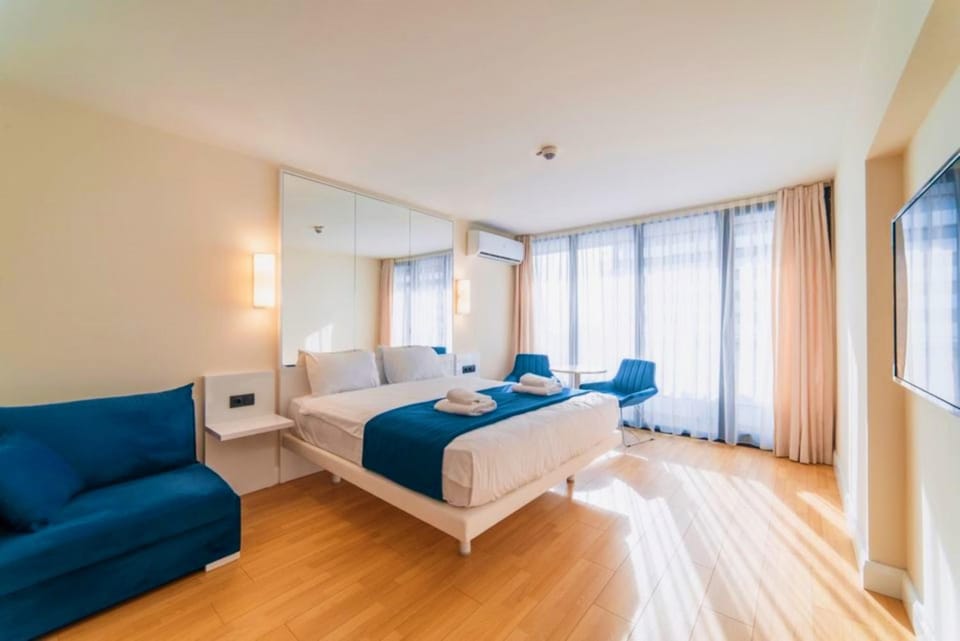 Bed, Living room, Photo of the whole room, Seating area, Bedroom