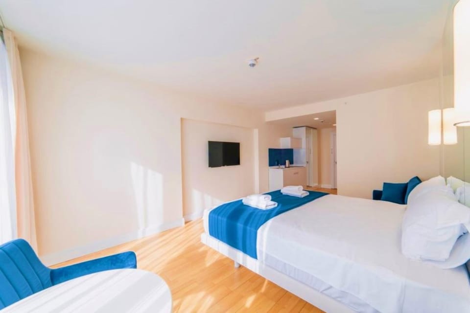 Communal lounge/ TV room, Bed, TV and multimedia, Photo of the whole room, Evening entertainment, Bedroom, towels