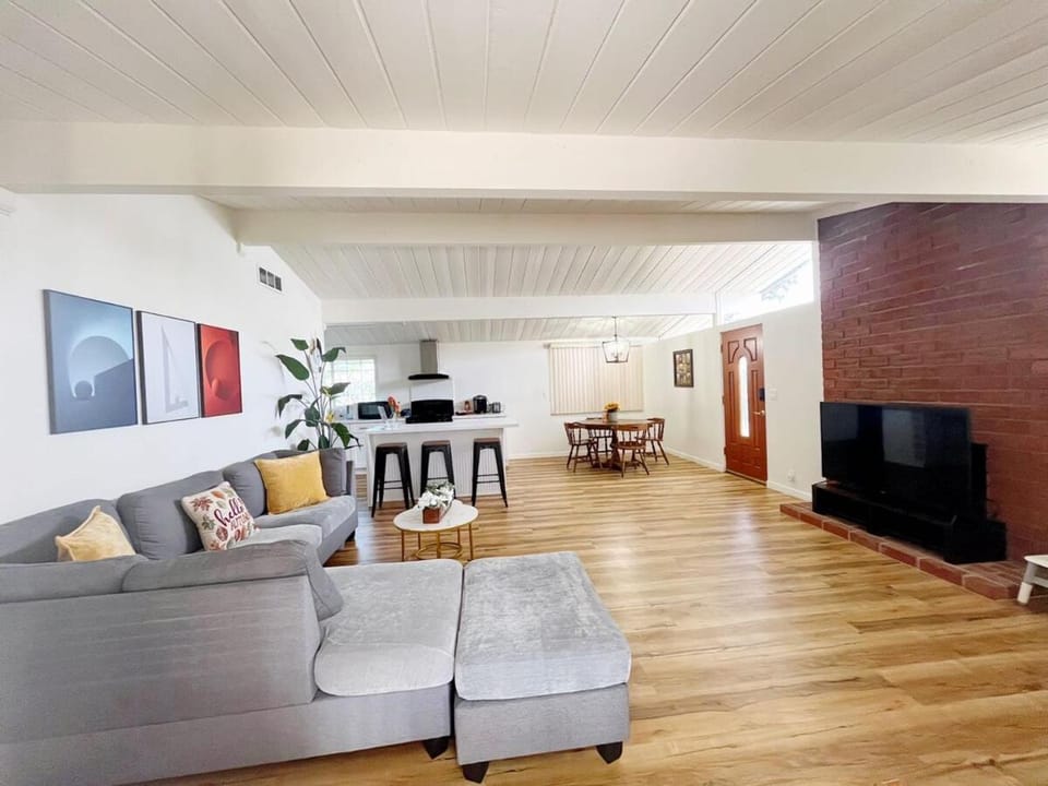 TV and multimedia, Seating area