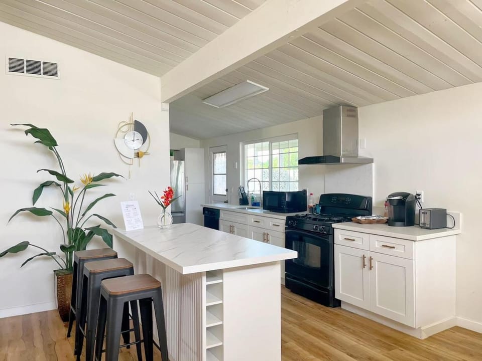 Kitchen or kitchenette, dishwasher, minibar, oven, stove