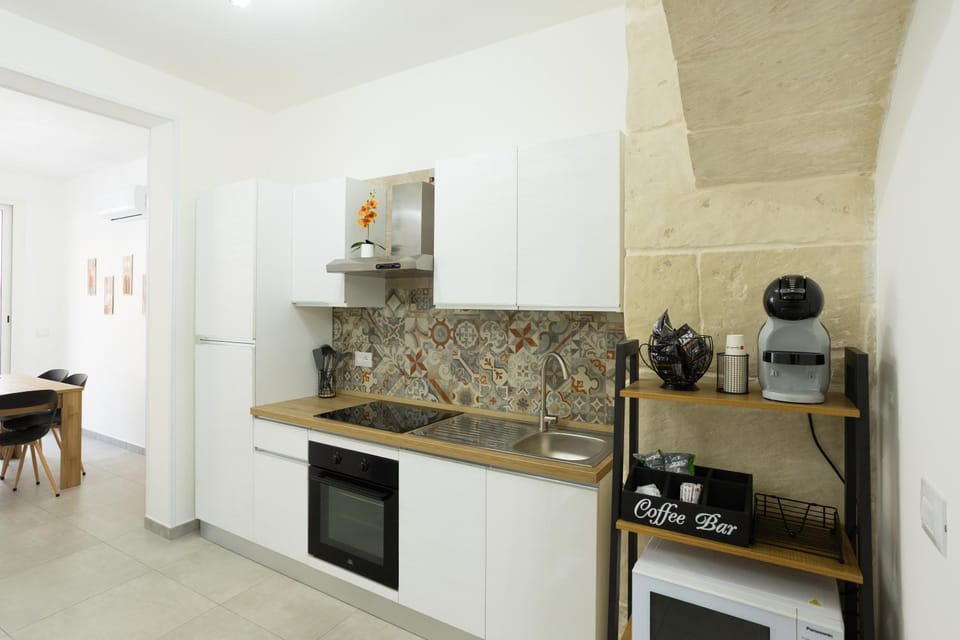 Coffee/tea facilities, Kitchen or kitchenette, dishwasher, oven, stove