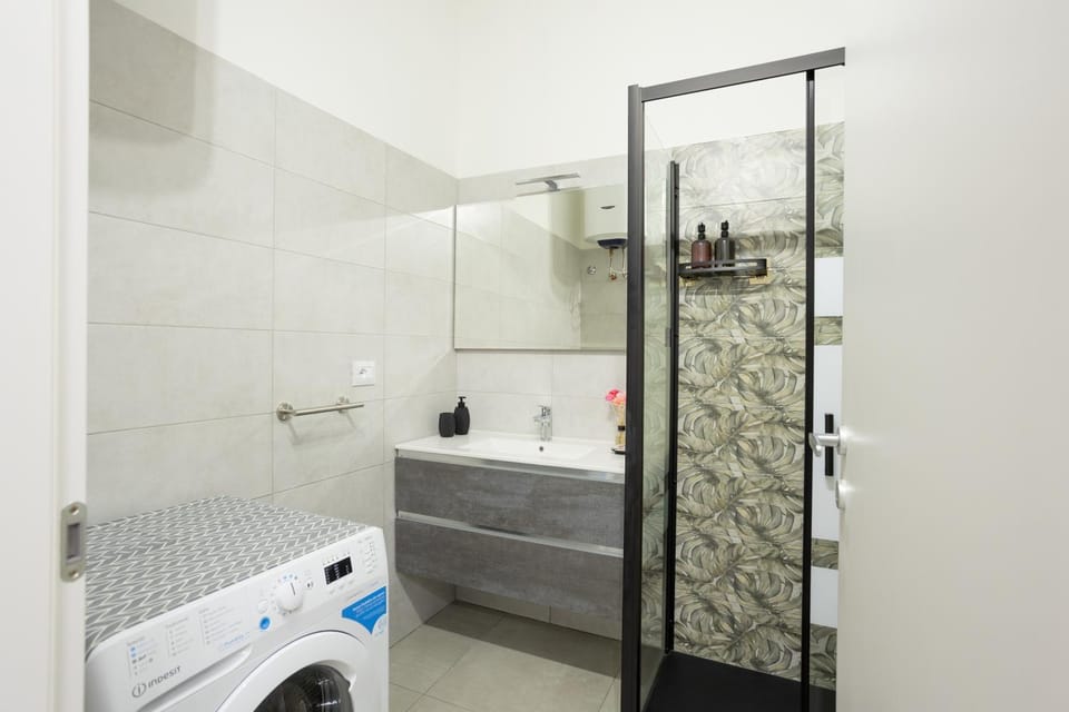 Shower, Toilet, Bathroom, towels, washing machine