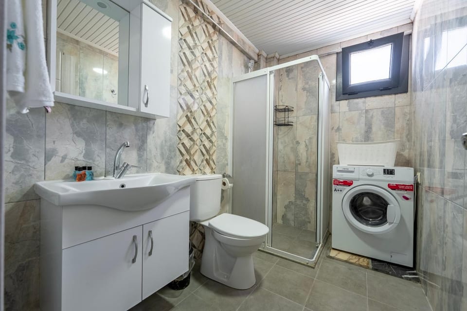 Shower, Toilet, Bathroom, towels, washing machine