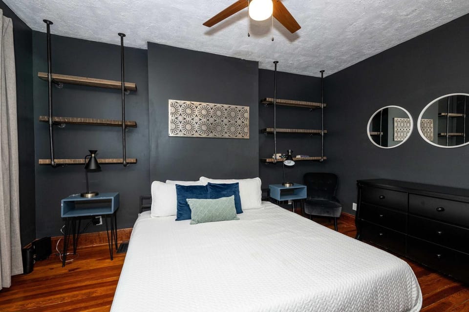 Historic Retreat Gateway House in Bellevue