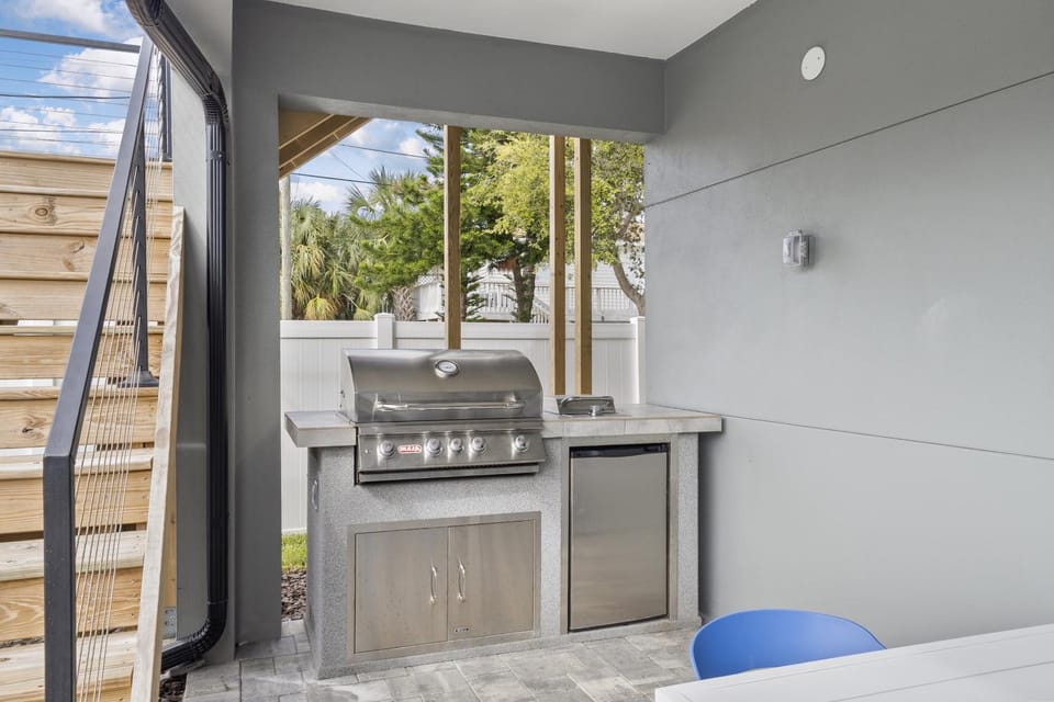 Walk2Beach, Heated Salt Pool, Pool Table, GameRoom House in Indian Rocks Beach