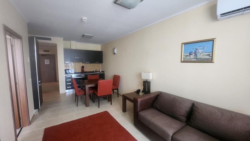 TV and multimedia, Kitchen or kitchenette, Living room, Dining area, air conditioner