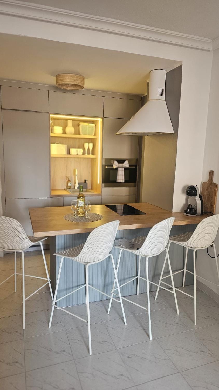 Kitchen or kitchenette, minibar, stove