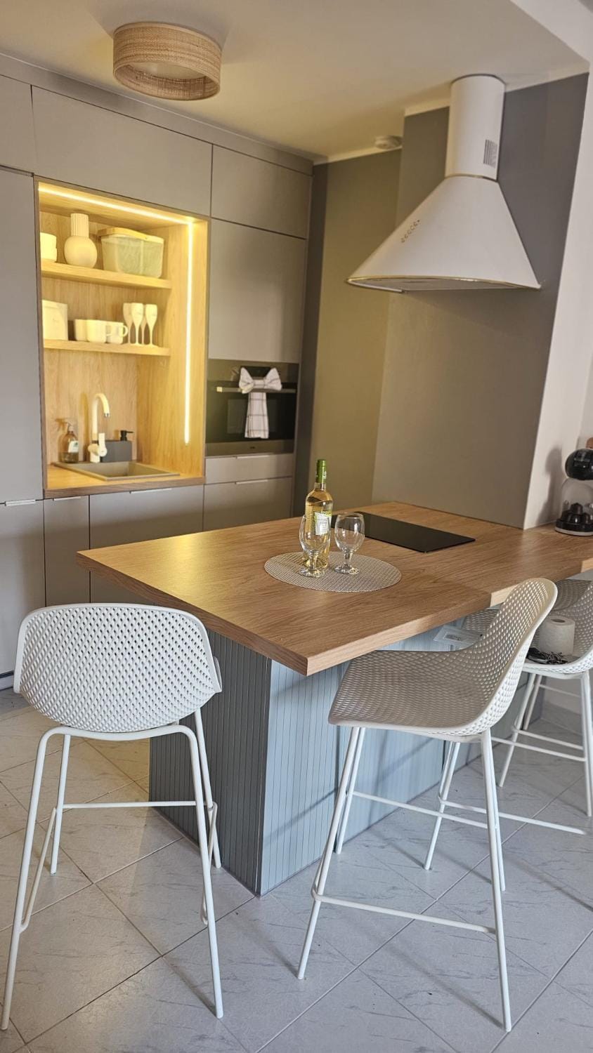 Kitchen or kitchenette, Dining area