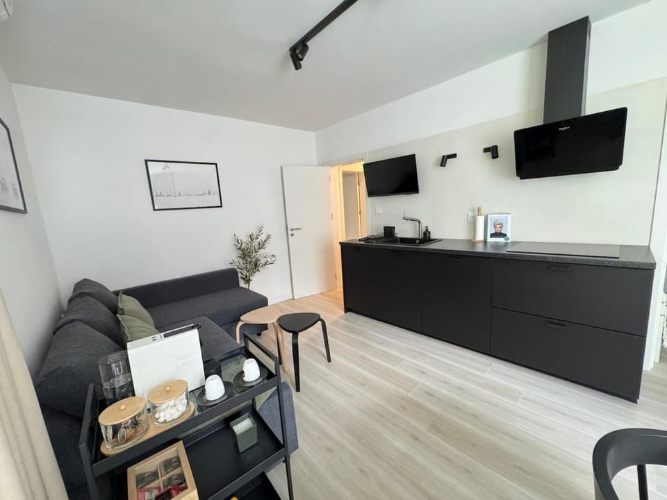 TV and multimedia, Kitchen or kitchenette, Living room, Seating area, Dining area, stove