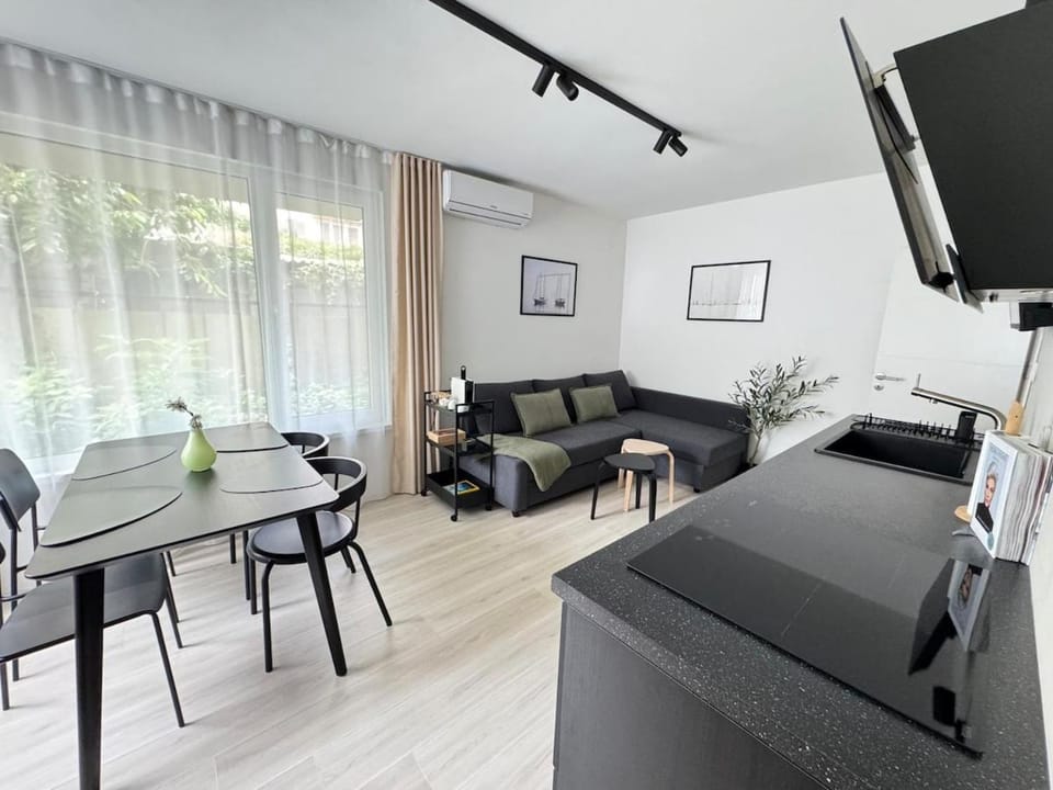 Communal lounge/ TV room, TV and multimedia, Living room, Seating area, Dining area, Evening entertainment